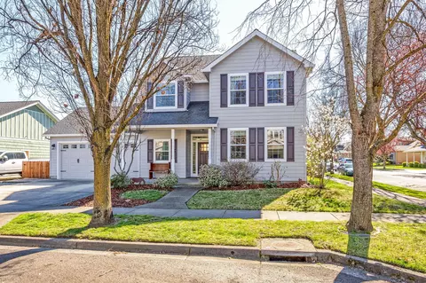 649 Griffin Oaks Dr, Central Point, OR 97502