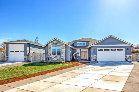 3008 Mt Thielsen Dr, Medford, OR 97504