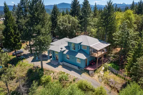 118 Airport Dr, Cave Junction, OR 97523
