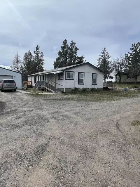 1051 NE 11th St, Redmond, OR 97756