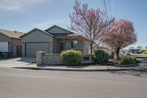 7429 Greystone Dr, White City, OR 97503