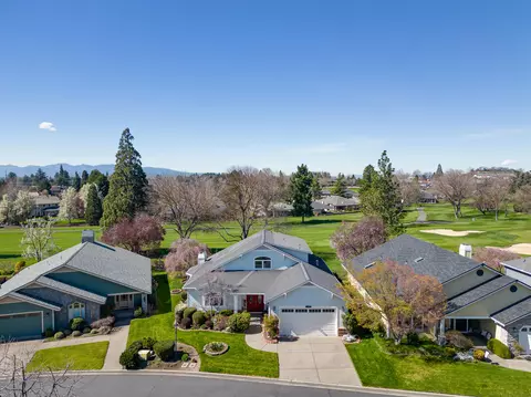 3520 S Village Dr, Medford, OR 97504
