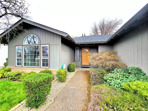 2460 Powell St, Medford, OR 97504