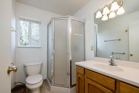 Bath - 20230 Rogers Road Rd, Bend, OR 97703 photo 2 of 2