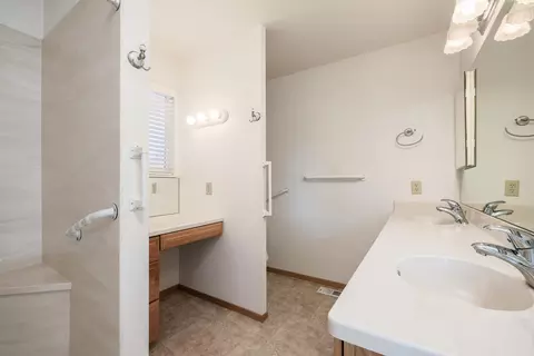 Bath - 20230 Rogers Road Rd, Bend, OR 97703 photo 1 of 2