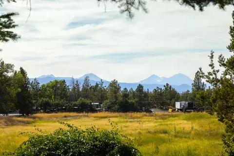 View/Area - 20230 Rogers Road Rd, Bend, OR 97703 photo 2 of 8