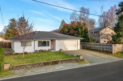 933 SW Laurel St, Grants Pass, OR 97526