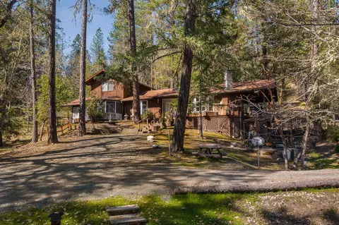 160 E Hawksdale Dr, Grants Pass, OR 97526
