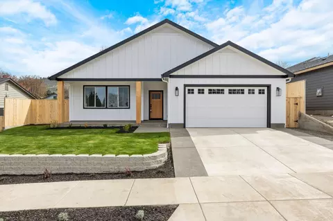 2950 Tiffany St, Medford, OR 97504