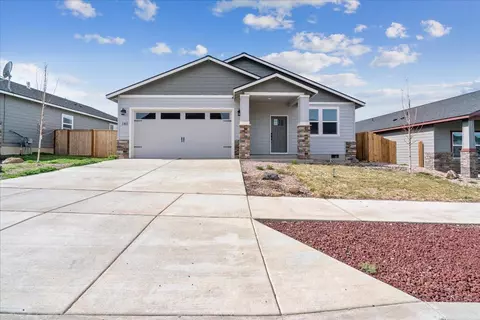 181 NW 31st St, Redmond, OR 97756