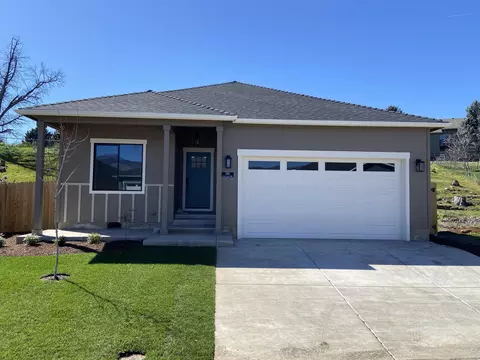 281 Christopher Way, Talent, OR 97540