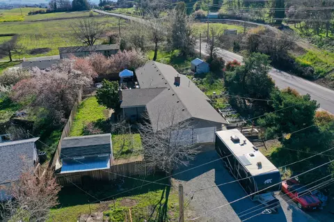 994 S Stage Rd, Medford, OR 97501