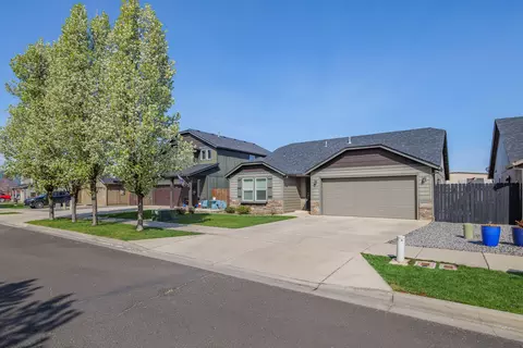 916 Pendleton Dr, Medford, OR 97501