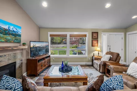 Living - 17085 Oxnard Rd, Bend, OR 97707 photo 1 of 3