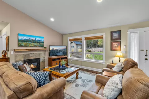 Living - 17085 Oxnard Rd, Bend, OR 97707 photo 3 of 3