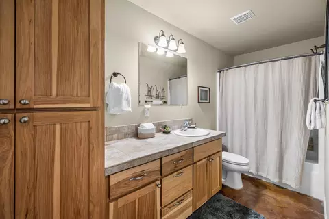 Bath - 17085 Oxnard Rd, Bend, OR 97707 photo 1 of 1