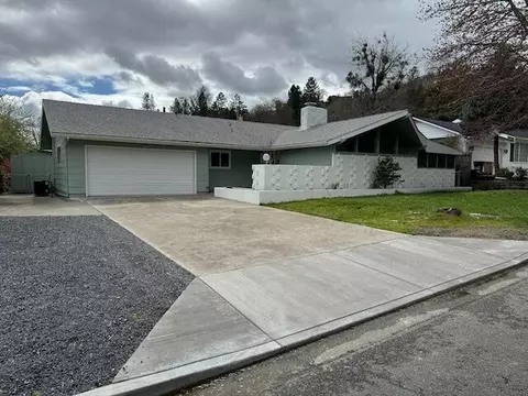 911 NW Heathwood Pl, Grants Pass, OR 97526