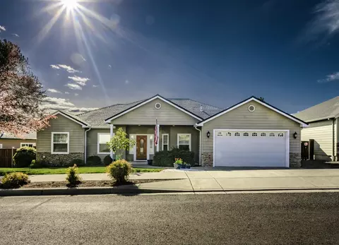 390 Patricia Ln, Eagle Point, OR 97524