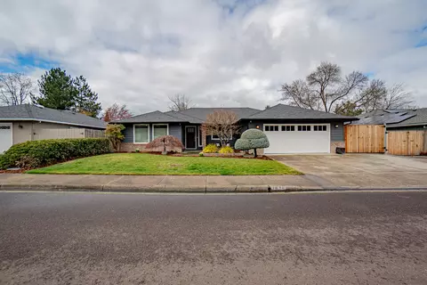 1875 Bristol Dr, Medford, OR 97504