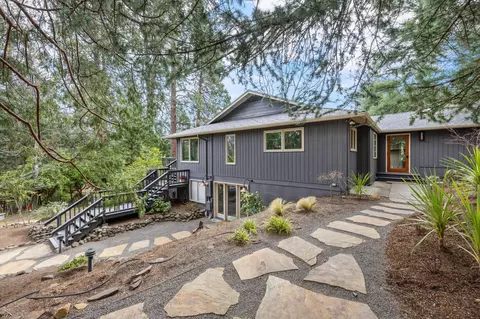 152 Strawberry Ln, Ashland, OR 97520