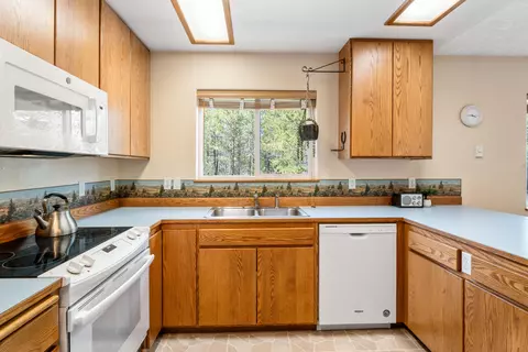 Kitchen - 16545 Sprague Loop, La Pine, OR 97739 photo 3 of 3