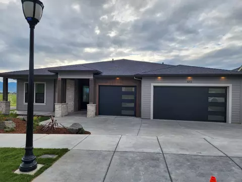 572 Autumn Hills Dr, Medford, OR 97504