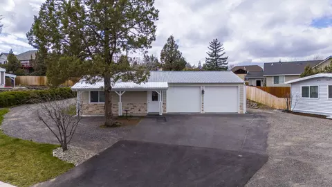 2955 SW 32nd St, Redmond, OR 97756