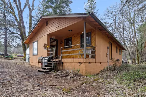 Exterior - 1245 E Crow Rd, Merlin, OR 97532 photo 6 of 11