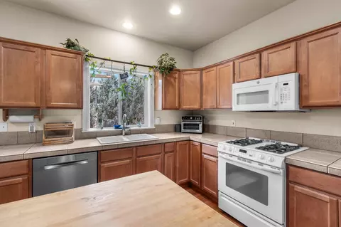 Kitchen - 19574 Meadowbrook Dr, Bend, OR 97702 photo 2 of 6