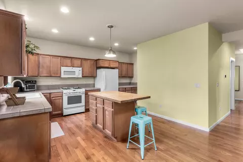 Kitchen - 19574 Meadowbrook Dr, Bend, OR 97702 photo 4 of 6