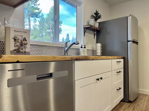 Kitchen - 52577 River Pine Rd, La Pine, OR 97739 photo 3 of 8