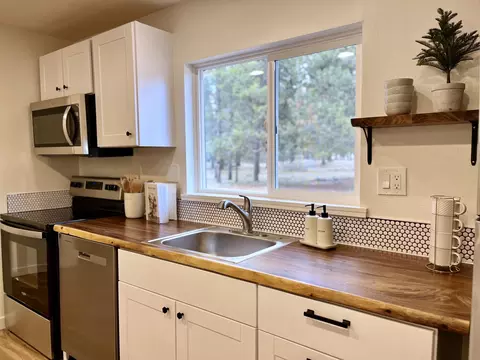 Kitchen - 52577 River Pine Rd, La Pine, OR 97739 photo 2 of 8