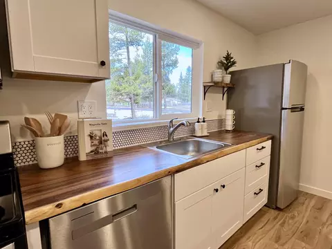 Kitchen - 52577 River Pine Rd, La Pine, OR 97739 photo 5 of 8