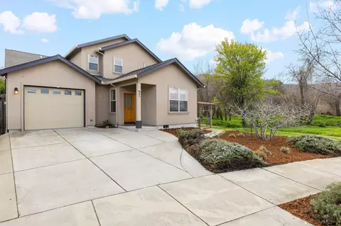 986 Clear Creek Dr, Ashland, OR 97520