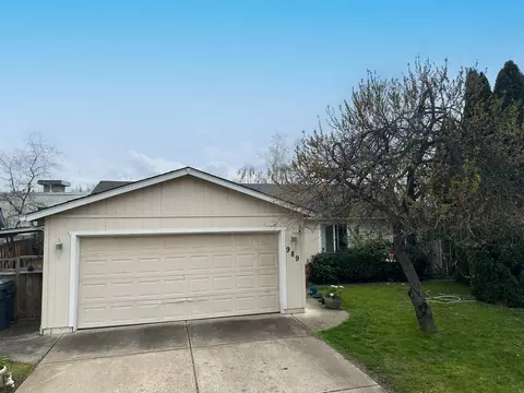 989 Beall Ln, Central Point, OR 97502