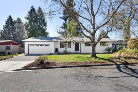 910 SW Spruce St, Grants Pass, OR 97526