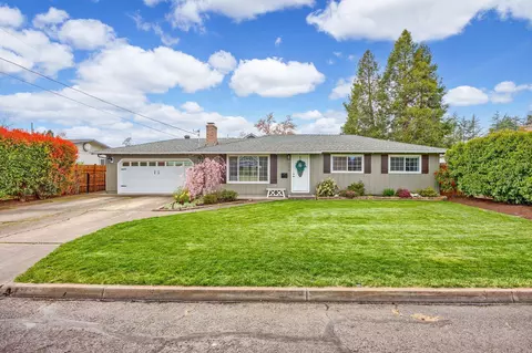 750 S 4th St, Central Point, OR 97502