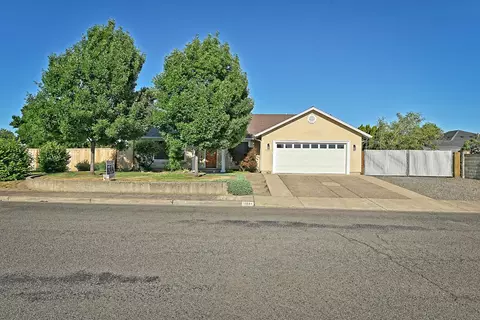 1188 Wedgewood Dr, Central Point, OR 97502