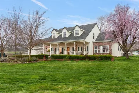 811 Carpenter Hill Rd, Medford, OR 97501