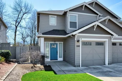 3866 Creek View Dr, Medford, OR 97504