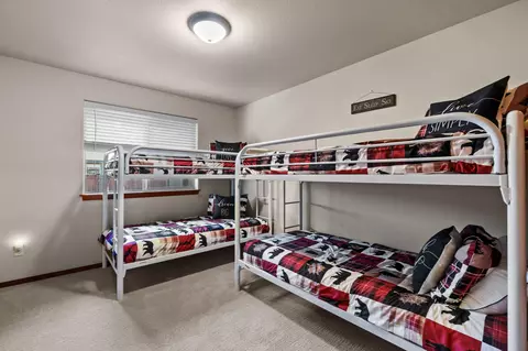 Bedroom - 17324 Scaup Dr, Bend, OR 97707 photo 4 of 5