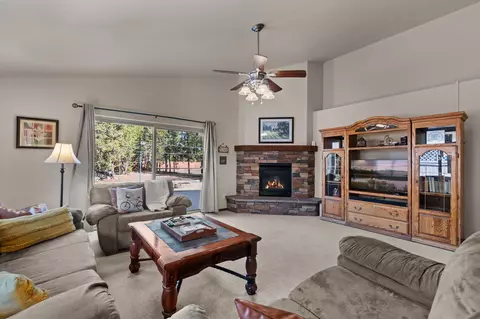 Living - 17324 Scaup Dr, Bend, OR 97707 photo 2 of 3