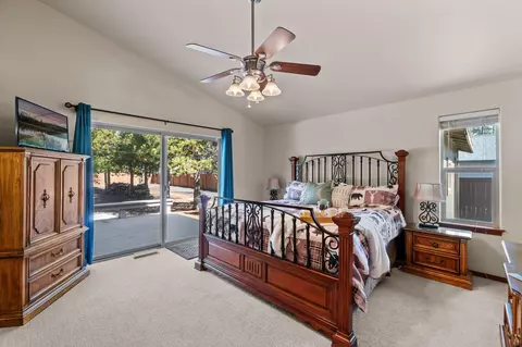 Bedroom - 17324 Scaup Dr, Bend, OR 97707 photo 1 of 5
