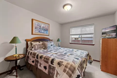 Bedroom - 17324 Scaup Dr, Bend, OR 97707 photo 3 of 5