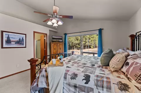 Bedroom - 17324 Scaup Dr, Bend, OR 97707 photo 2 of 5