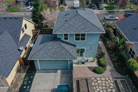 1018 Kamerin Springs Dr, Talent, OR 97540