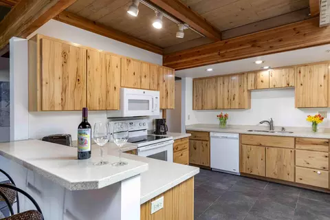 Kitchen - 57119 Augusta Ln, Sunriver, OR 97707 photo 2 of 4