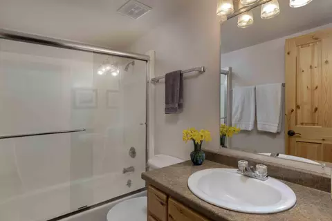 Bath - 57119 Augusta Ln, Sunriver, OR 97707 photo 1 of 3