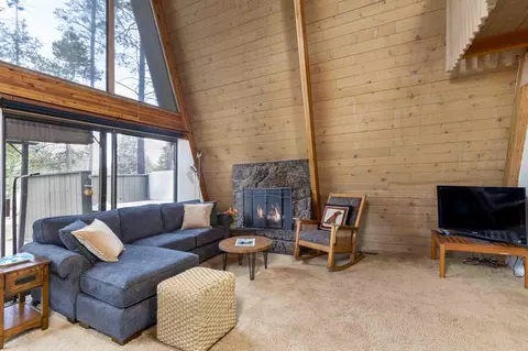 Living - 57119 Augusta Ln, Sunriver, OR 97707 photo 2 of 2