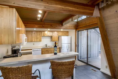 Kitchen - 57119 Augusta Ln, Sunriver, OR 97707 photo 4 of 4
